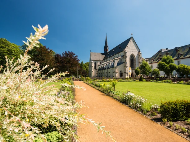 Klostergarten Marienstatt mit Blick auf die Kirche