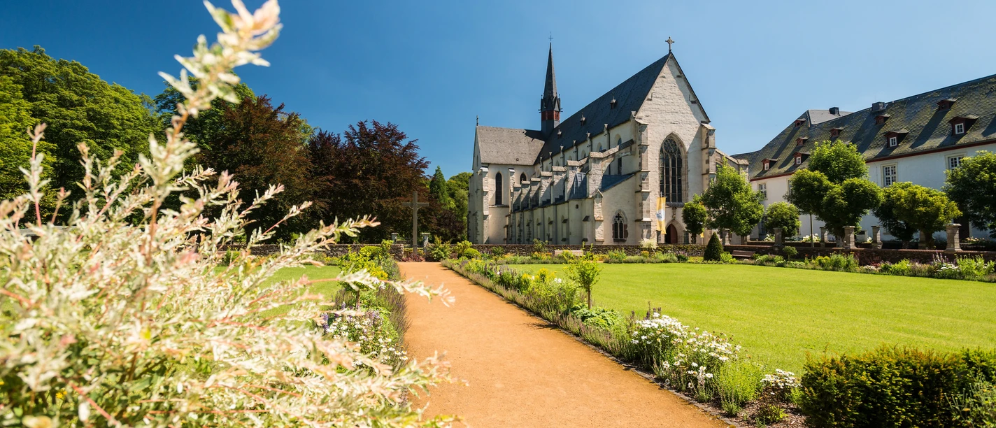 Klostergarten Marienstatt mit Blick auf die Kirche