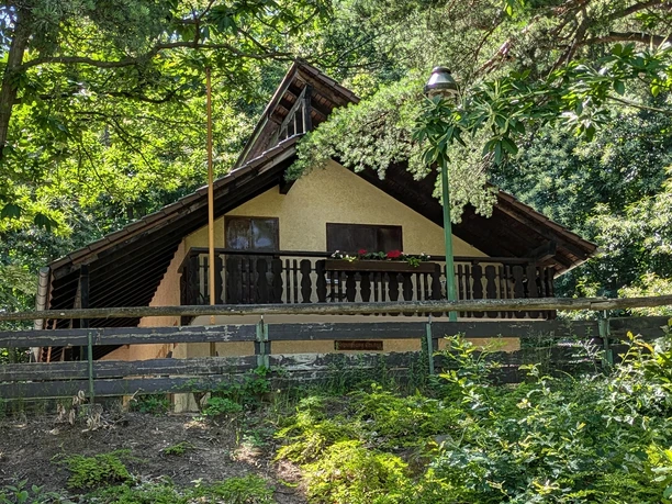 Kolpinghütte während der Keschdeblüte Kolpinghütte während der Keschdeblüte