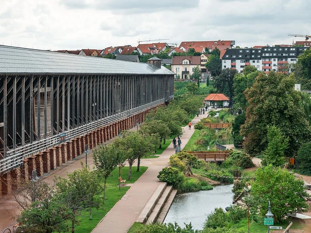 Entlang des Gradierbaus verläuft die Isenach