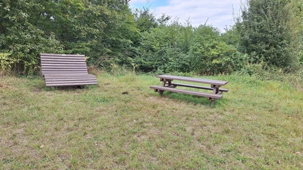 Ruhebank mit Picknickplatz