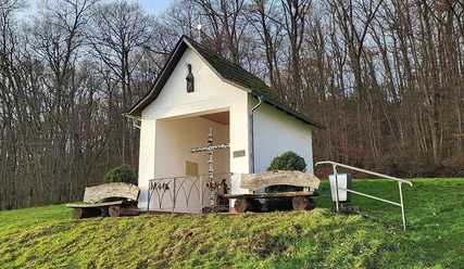 Nikolauskapelle mit Sitzbänken