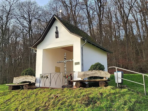 Nikolauskapelle mit Sitzbänken