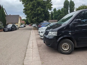 Parkplatz an der Kirche in Mühlhofen