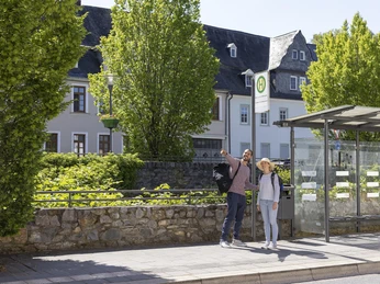 Wir warten auf den Bus