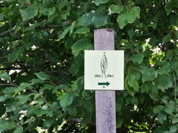 Markierung des Kaiserbachlehrpfads Markierung des Kaiserbachlehrpfads
