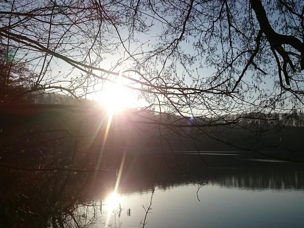 Pulvermaar mit Herbstsonne