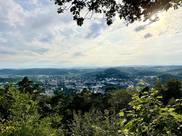 Blick auf die Stadt vom Platz vor dem Turm