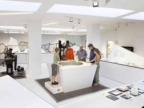 Führung durch das Papiermuseun