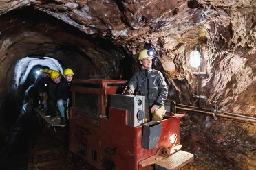 Fahrt mit der Grubenbahn in 150 m Teufe