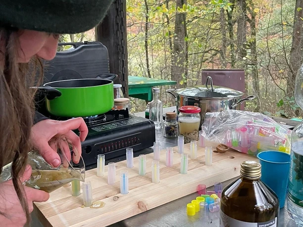 Kräuterhexe Rina bei der Arbeit