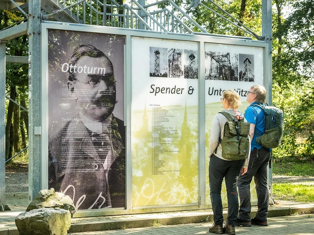 Ottoturm, Info-Tafel mit Spendern