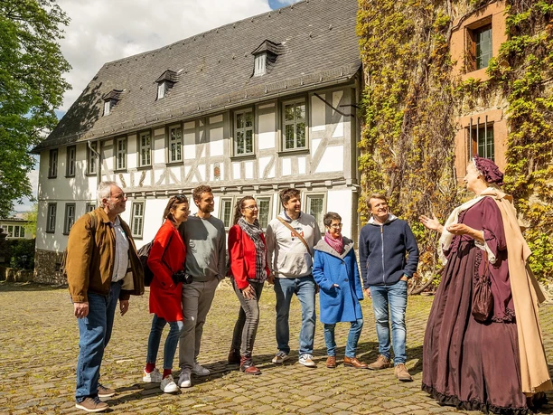 Hofrätin Lange vor dem Lottehaus