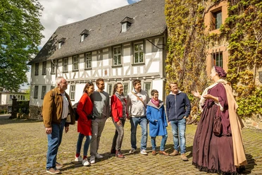 Hofrätin Lange vor dem Lottehaus
