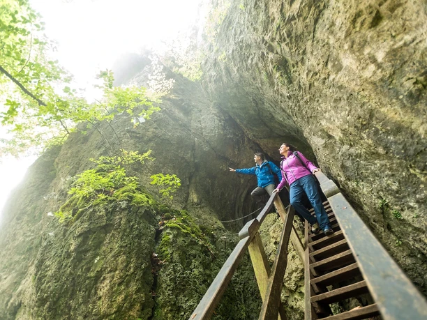 Treppe zur Buchenlochhöhle