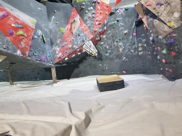 Kletterfläche mit Bouldermatte