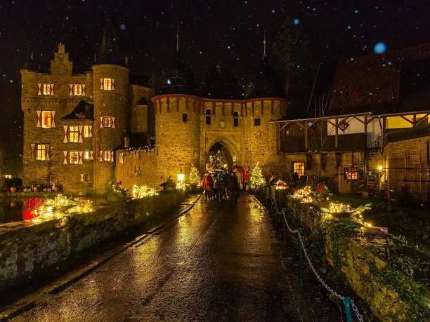 Weihnachtliche Burg Satzvey