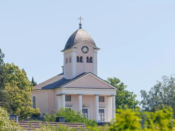 Rundkirche Oberneisen im Sommer