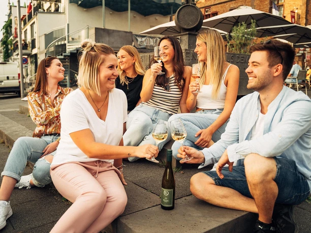 Gruppe vorm "Zeller Schwarze Katz Brunnen"