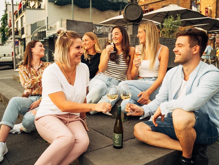 Gruppe vorm "Zeller Schwarze Katz Brunnen"