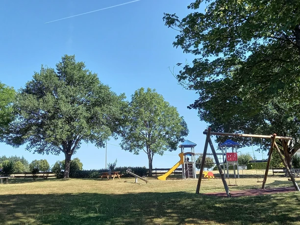 Spielplatz mit Picknickbank