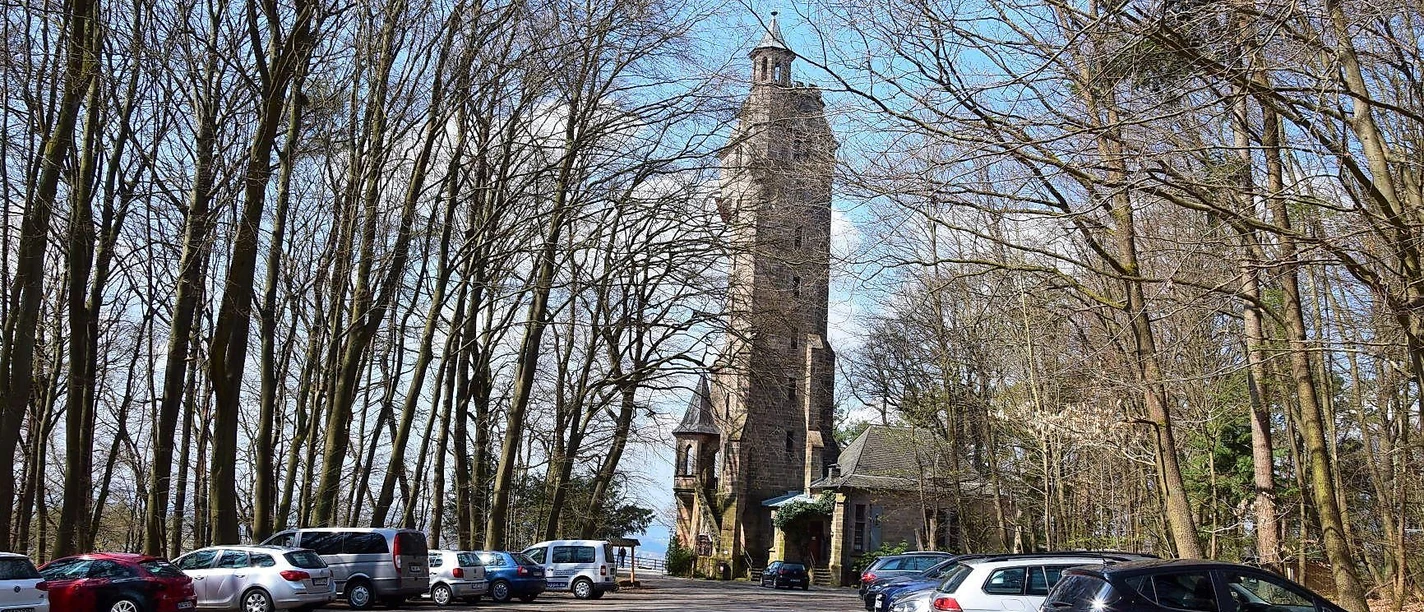 Parkplatz vor dem Spiegelslustturm