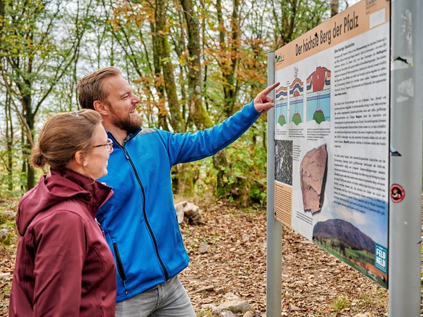 Infotafel zum höchsten Berg der Pfalz