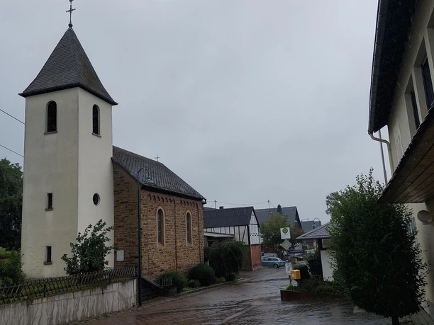 Kirche an der Hauptstrasse in Birkheim