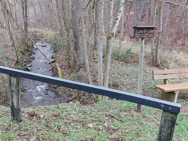 Brücke mit Ruhebank