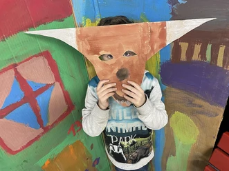 Kind mit Tiermaske