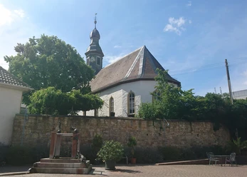 Dorfplatz und Kirche in Böchingen