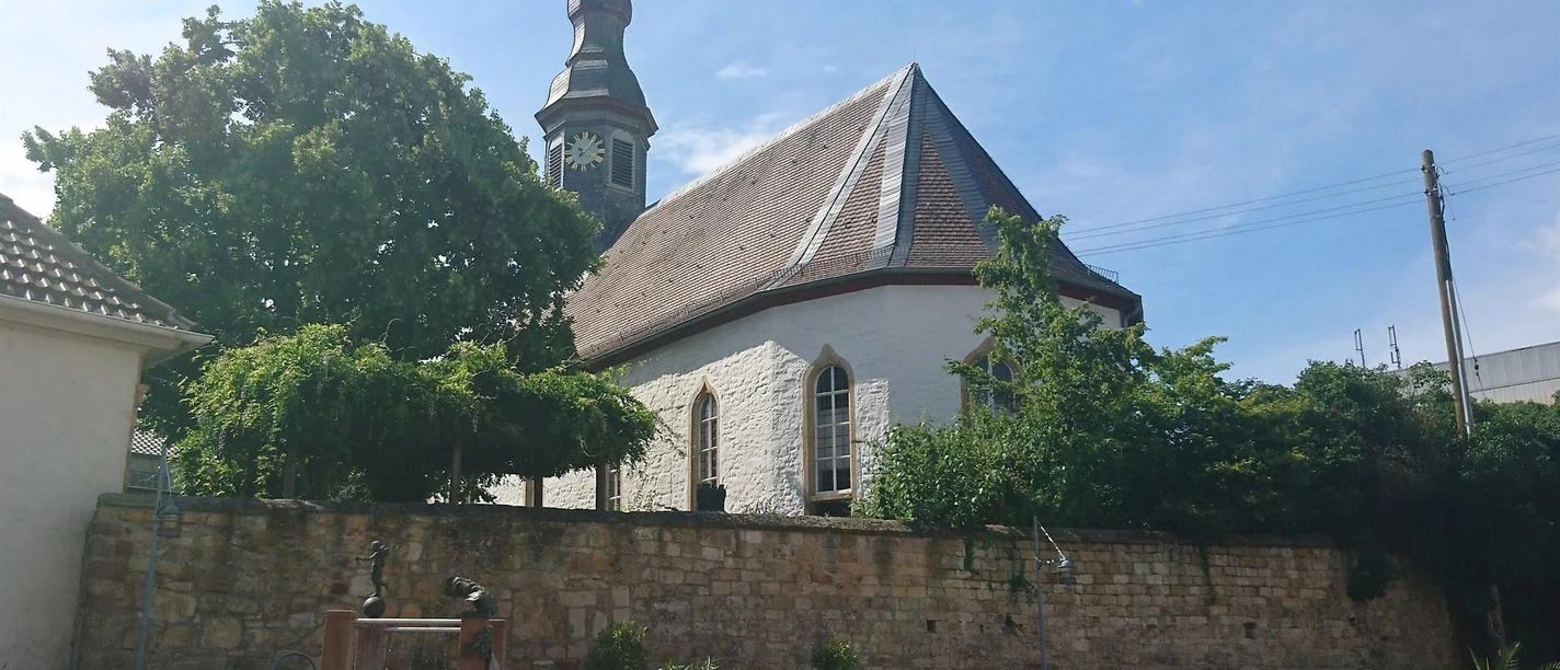 Dorfplatz und Kirche in Böchingen