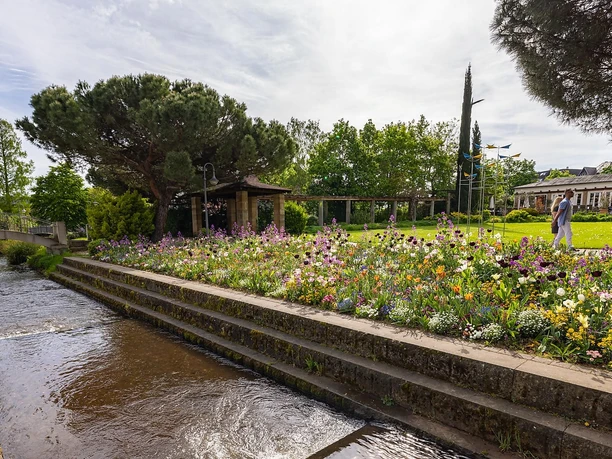 Hier fließt die Isenach in Kaskaden
