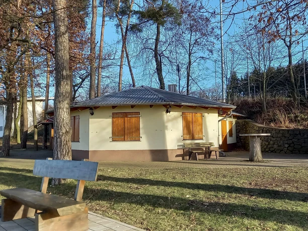 Grillhütte mit Ruhebank