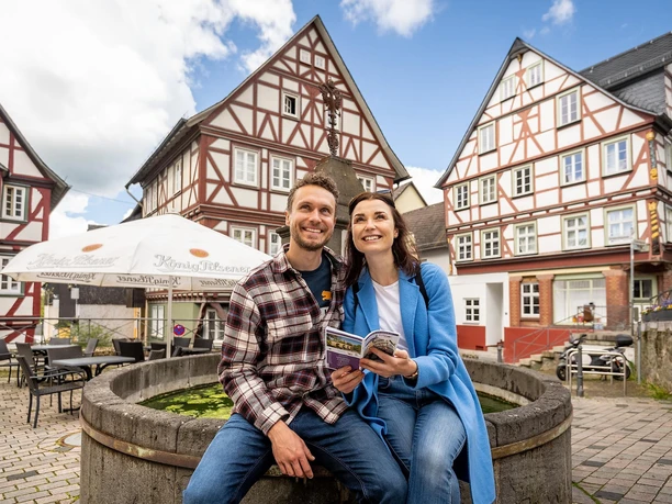 Touristen am Brunnen am Kornmarkt