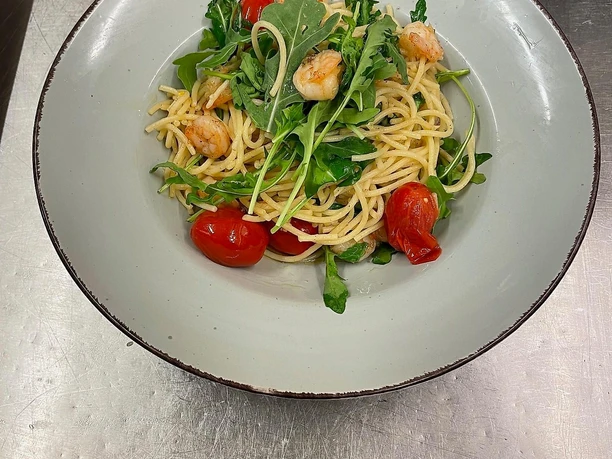 Nudeln mit Ruccola und Garnelen Nudeln mit Ruccola und Garnelen