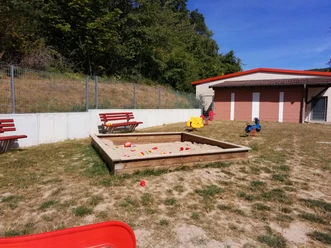 Sandkasten und Bänke