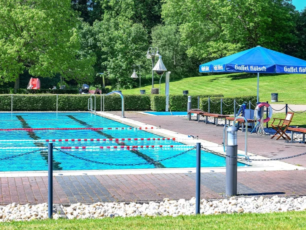 Wiese Schwimmbad