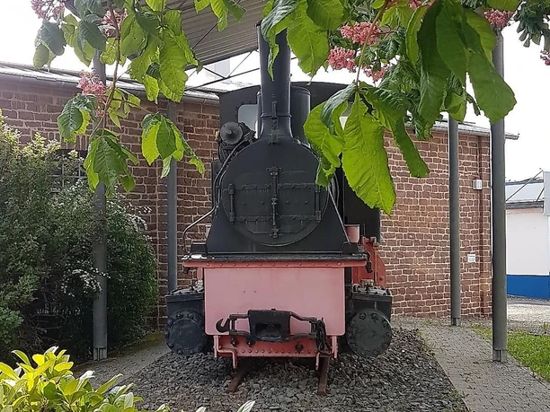 Lok vor dem ehemaligen Lokschuppen