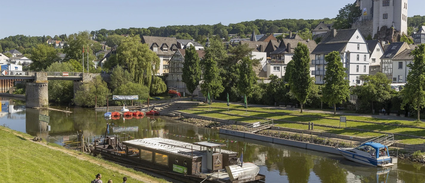 Blick auf die Lahnanlagen und die Diezer Altstadt