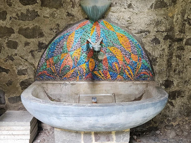 Brunnenmosaik im Innenhof der Burg Nordeck