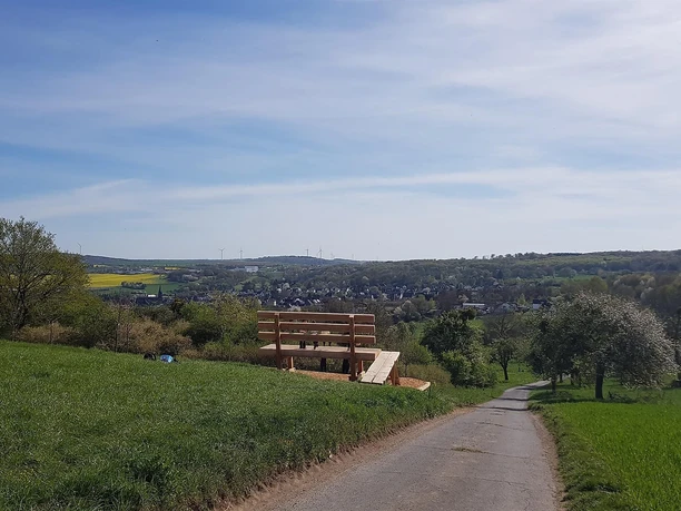 Blick auf die XXL-Baumelbank und Kottenheim