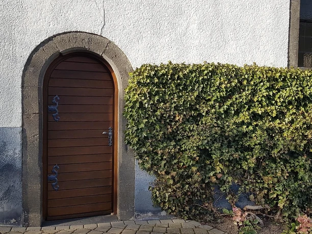 Portal mit Basaltrahmen