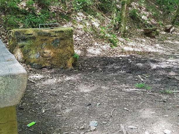 Brunnen mit Sitzbänken am Sammetbach