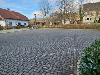 Parkplatz am Dorfplatz