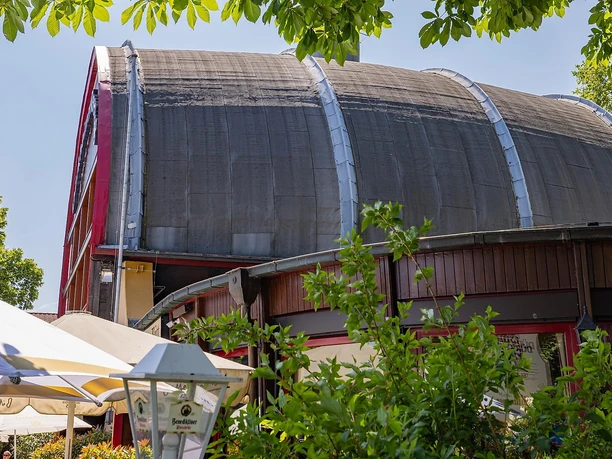 Es kann bis zu 1,7 Millionen Liter fassen