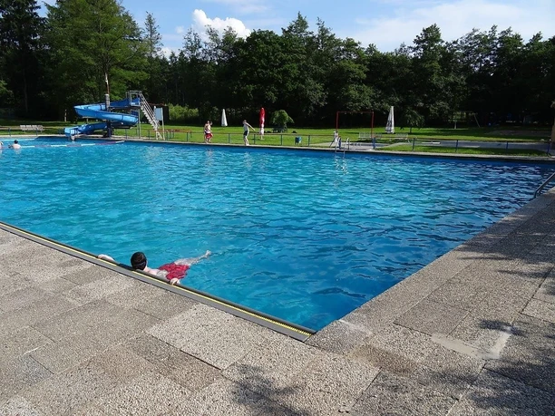 Schwimmbecken