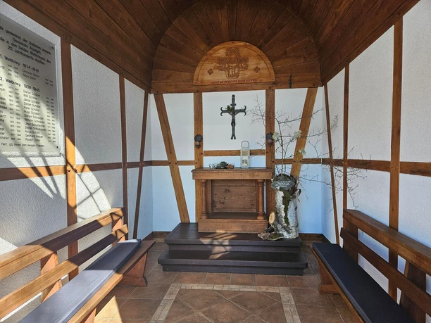 Innenansicht Waldkapelle Atzelgift