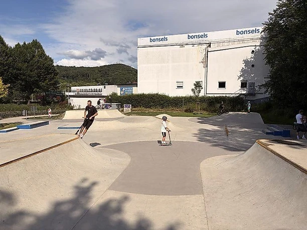 Skatepark mit verschiedenen Rampen und Rails
