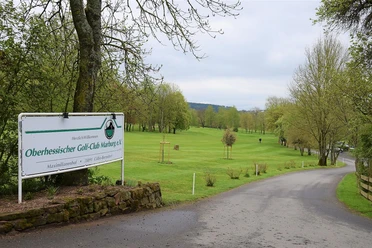 Einfahrt Golfplatz und Maximilianenhof